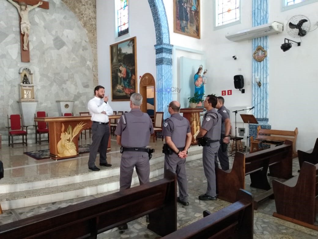 Momento especial: Policiais militares recebem benção de padre em Tupã