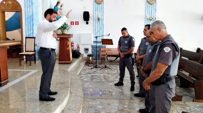 Momento especial: Policiais militares recebem benção de padre em Tupã