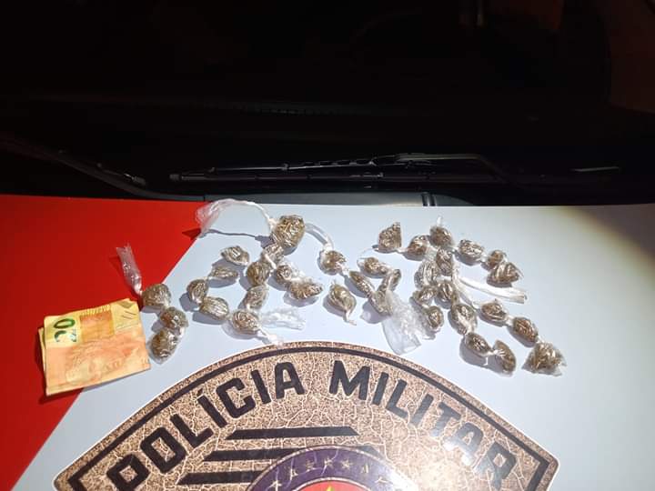 Foi encontrado com o menor 3 porções de maconha e o valor de R$ 20,00 proveniente do tráfico.