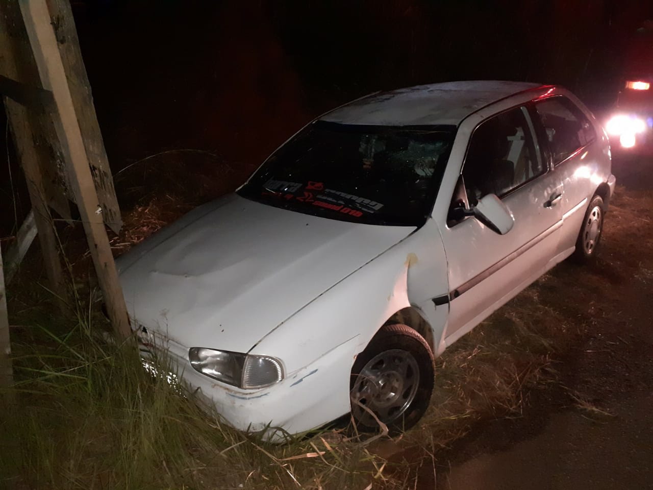 Carro com dois passageiros capota na vicinal que liga Herculândia ao distrito de Varpa