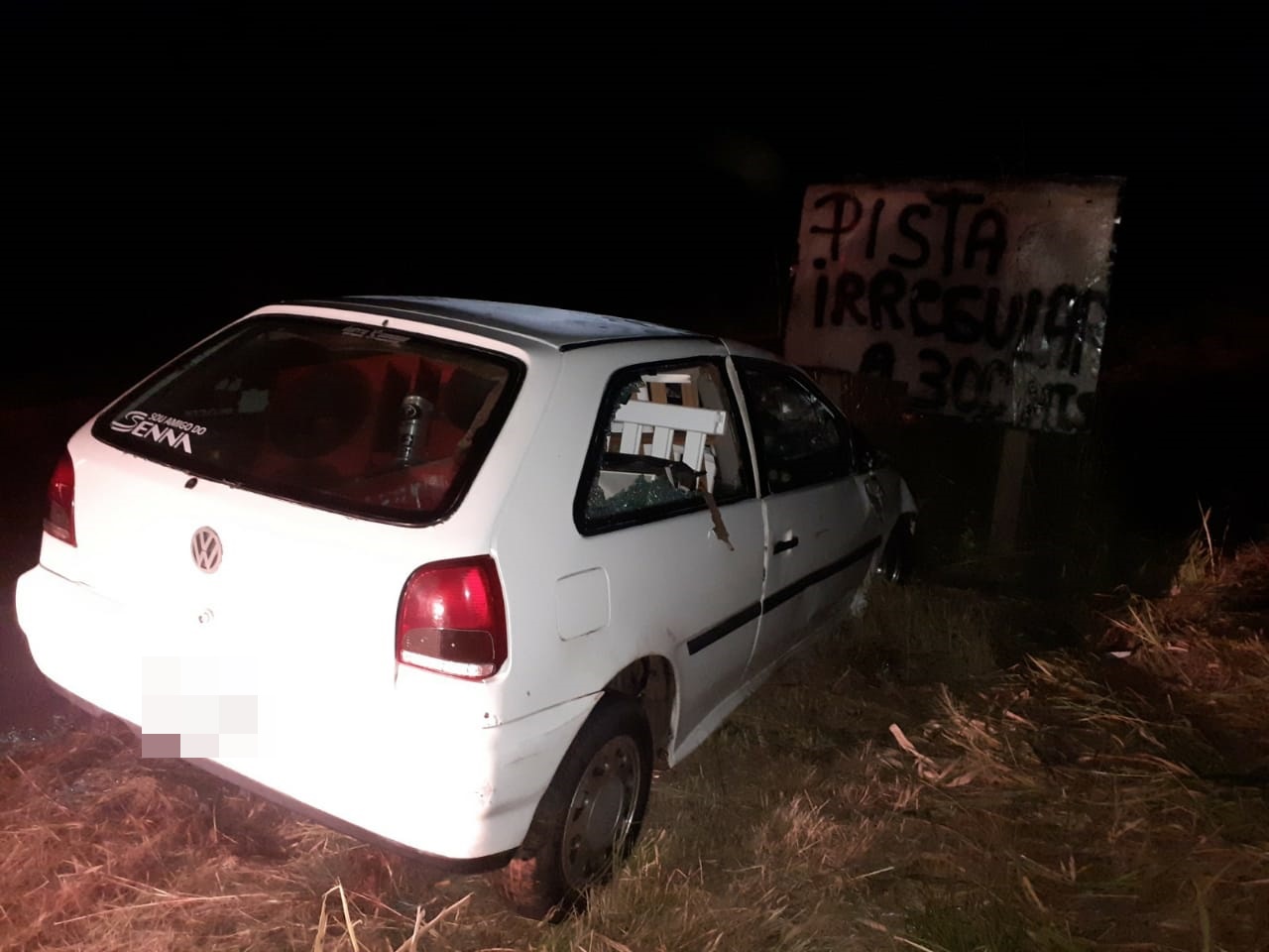 Carro com dois passageiros capota na vicinal Herculândia/Varpa