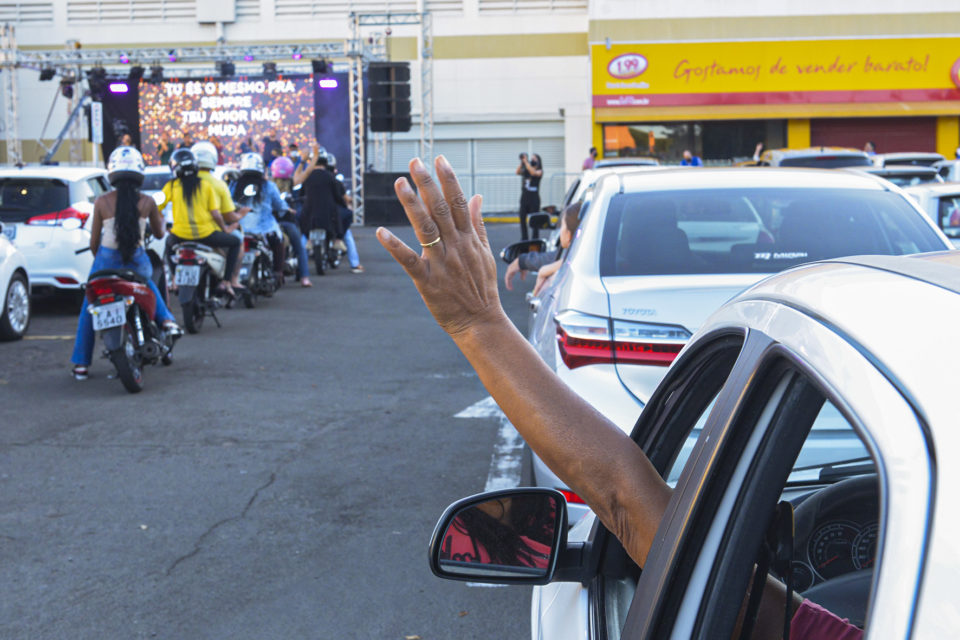 Marília: igreja realiza culto no estilo drive-in em estacionamento de shopping