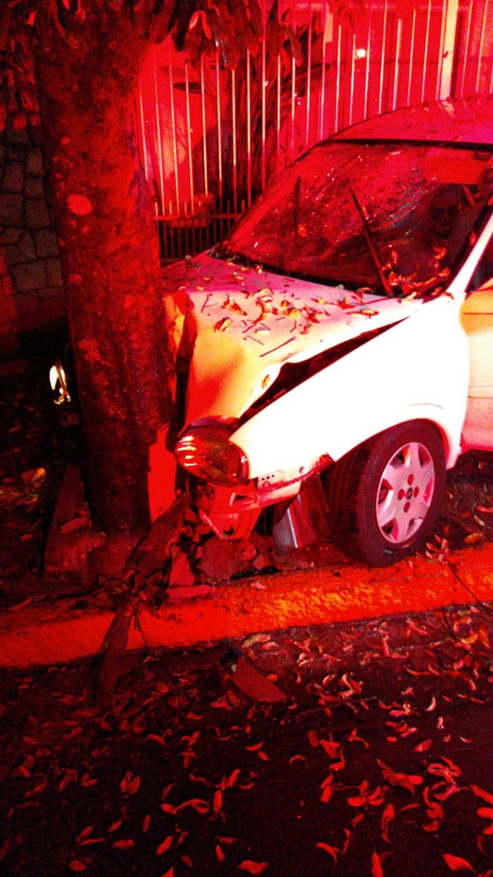 Motorista perde o controle e bate contra árvore no centro de Tupã