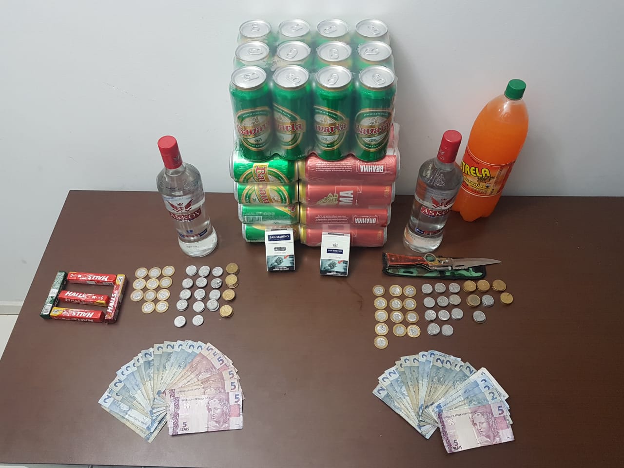 Dupla furta vodka, cerveja, balas, dinheiro e refrigerante de bar em Tupã