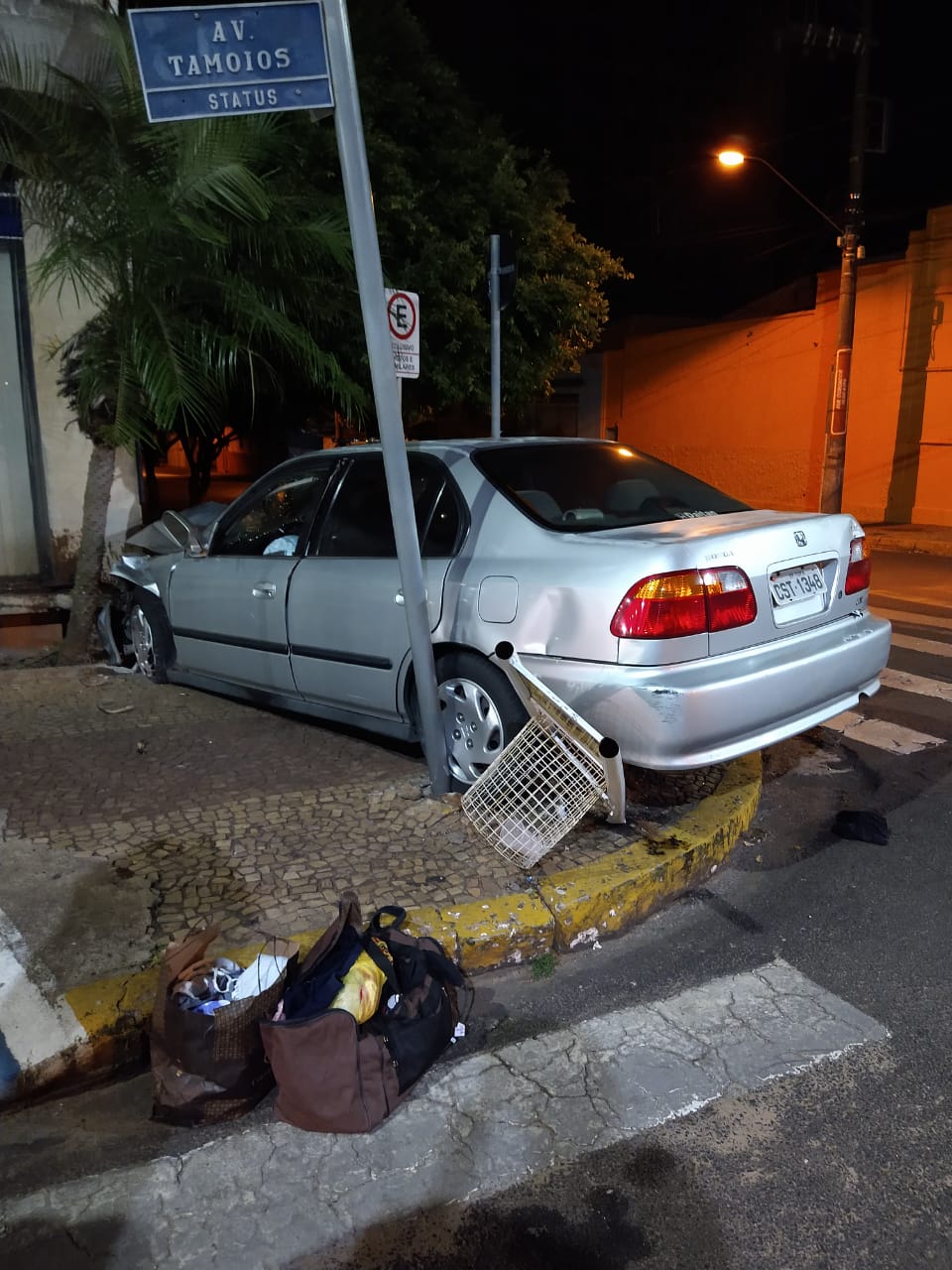 Motorista bêbado e em alta velocidade causa acidente no centro de Tupã