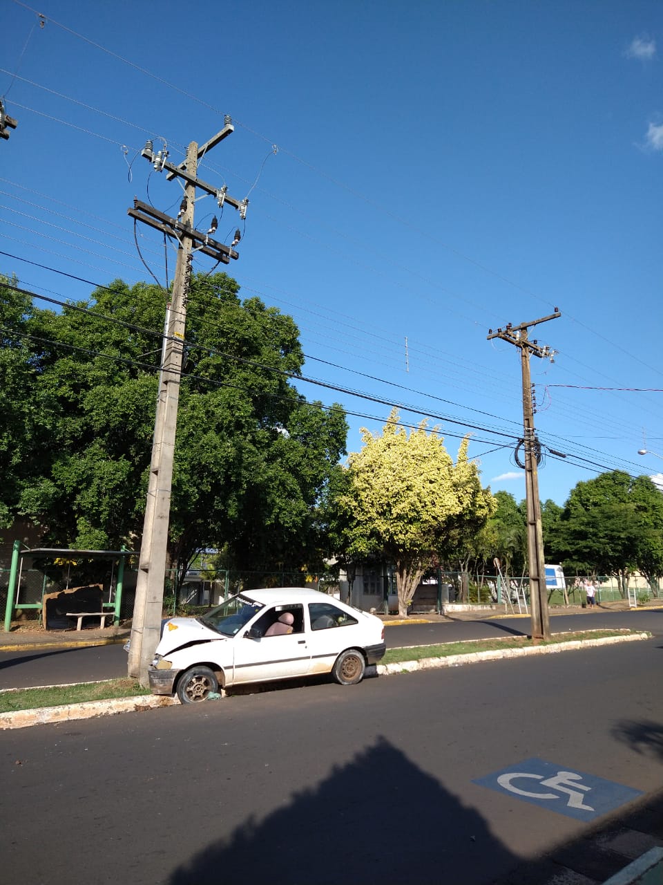 Motorista embriagado bate o carro na Rua Domingos da Costa Lopes em Tupã