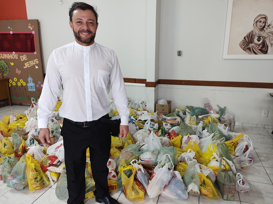 Passagem do Santíssimo Sacramento pelas ruas de Tupã emociona fieis no dia de Corpus Christi