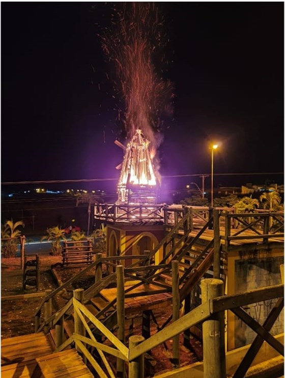 Vândalos ateiam fogo em castelo de madeira no Parque do Atleta