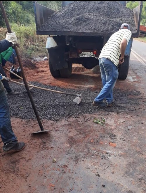 Secretaria de Obras realiza reparos emergenciais na vicinal que liga Tupã a Bastos