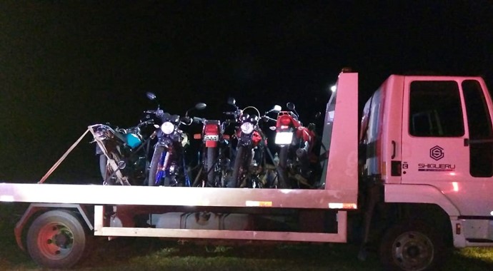 Polícia Militar apreende 5 motos que faziam manobras perigosas em área rural de Bastos