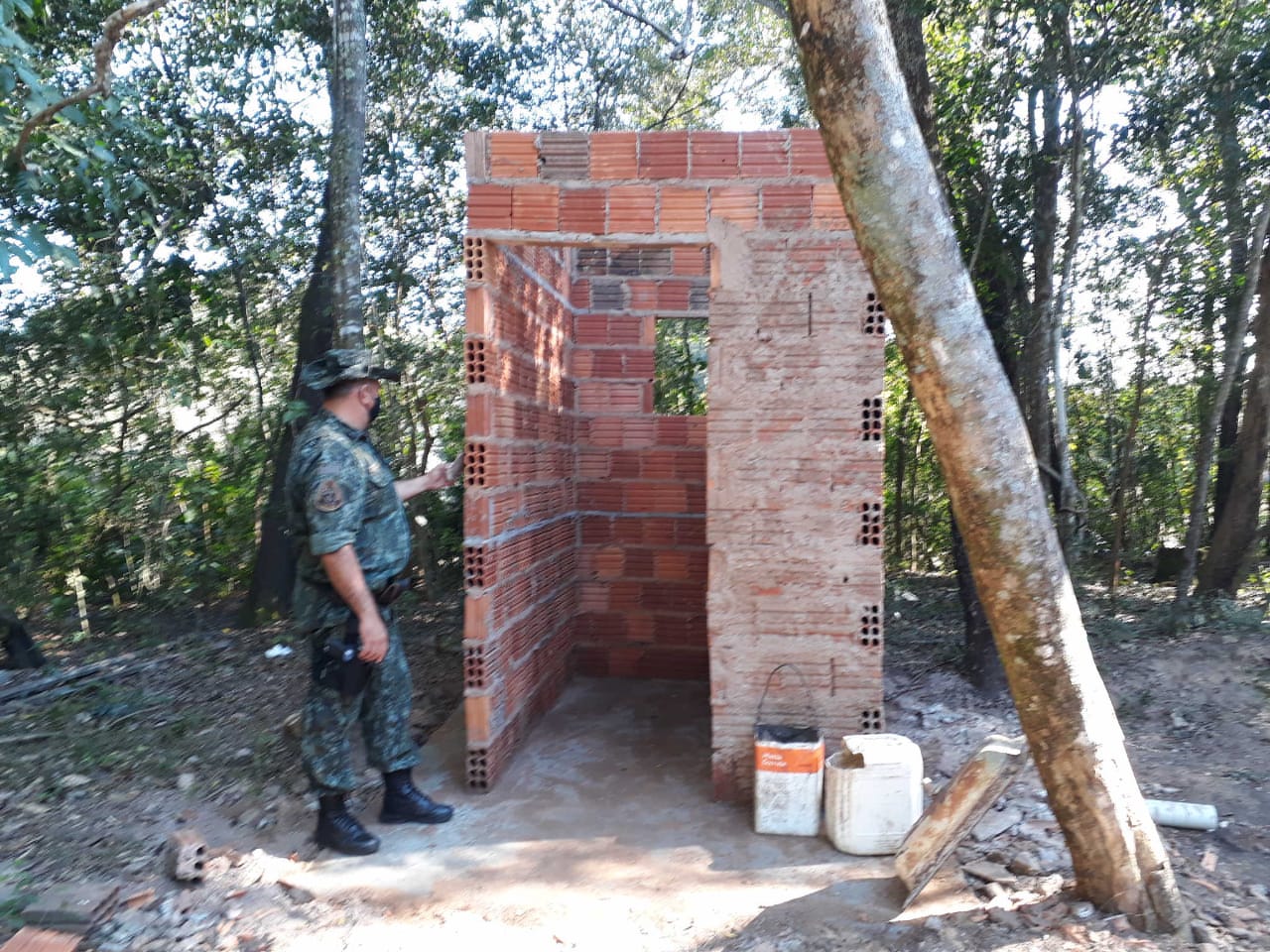 Polícia Ambiental flagra construção ilegal em área de preservação de Arco-Íris