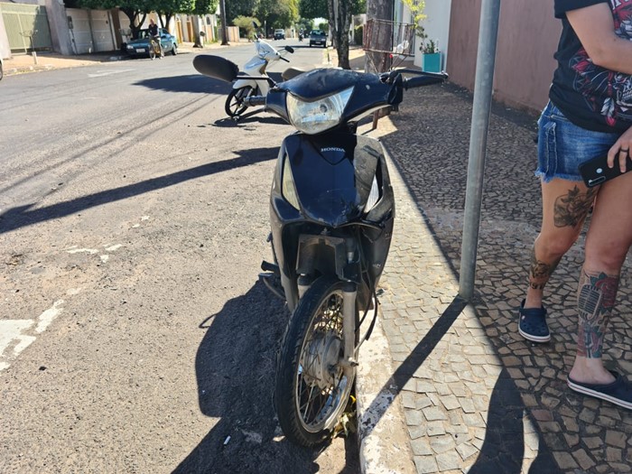 Moto e carro se envolvem em acidente em cruzamento no centro