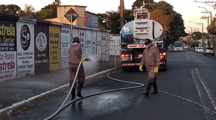 Prefeitura e Sabesp mantêm higienização de diversos espaços do município