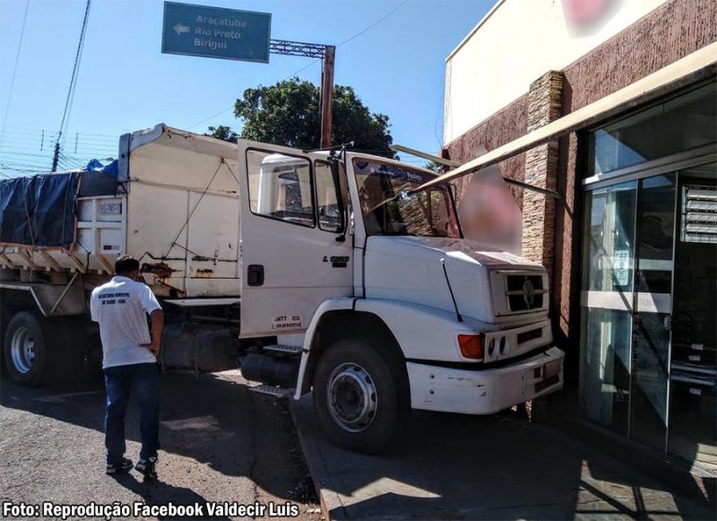 Motorista morre após passar mal em Iacri; caminhão bateu em prédio de loja