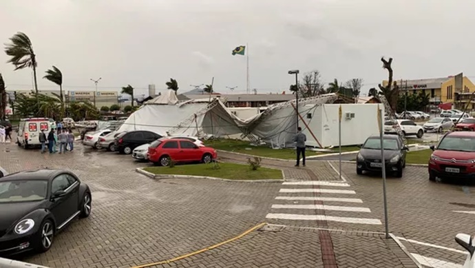 Fortes ventos e chuva provocam estragos em cidades de SC