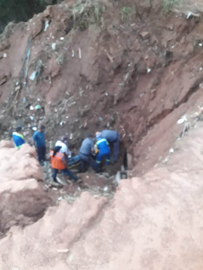 Homem é resgatado após cair em buraco em Bastos