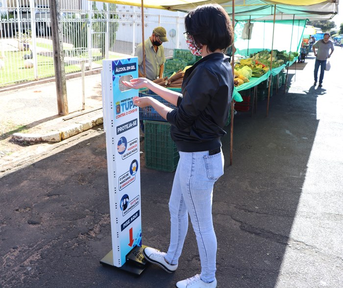 Prefeitura distribui totens com álcool em gel em espaços públicos