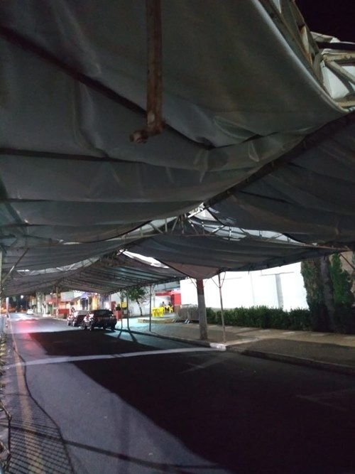 Caminhão bate e causa danos em tenda em frente a Caixa.