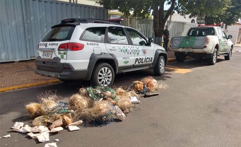 Barco e apetrechos de pesca foram apreendidos pela Polícia Ambiental/ Foto: cedida ao Bastos Já