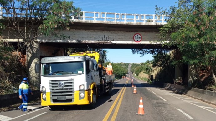 Reparo em viaduto interdita faixa da SP 294, em Inúbia Paulista