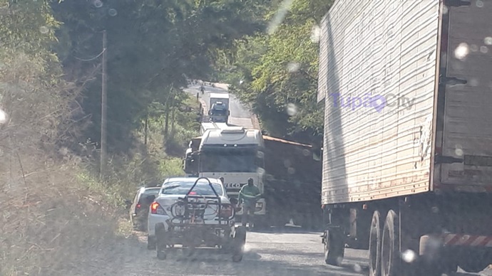 Rodovia Tupã x Quatá está bloqueada por carretas próximo ao Rio do peixe