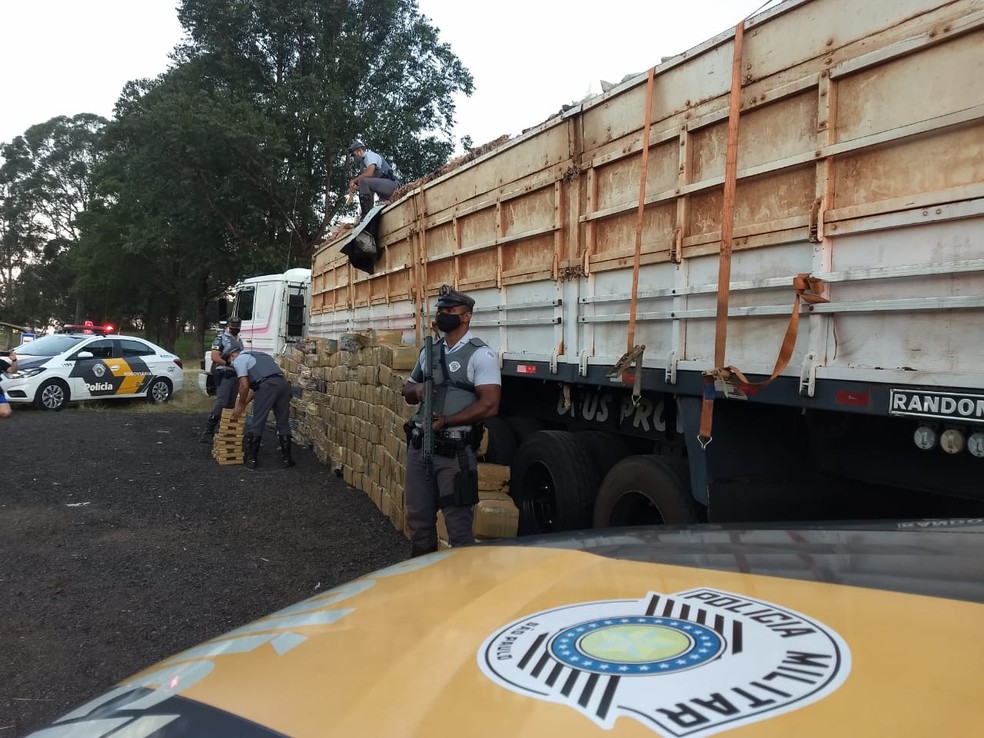 Polícia apreende mais de 2 toneladas de maconha escondida em carreta em Presidente Prudente