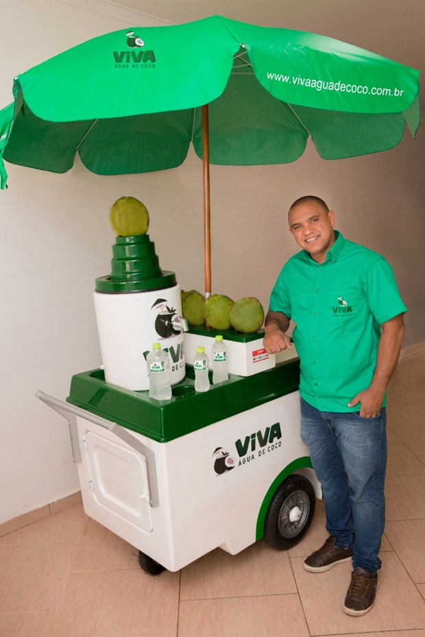Em meio à crise, empresário de Tupã inova e faz sucesso com venda de água de coco