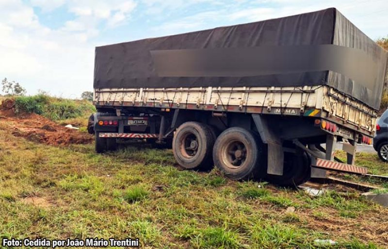 Carreta com placas de Dracena se envolve em acidente na SP-294 em Tupã