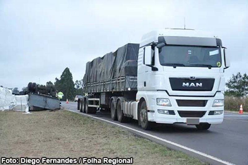 Caminhão 9 eixos carregado de celulose tomba na SP-294 em Adamantina