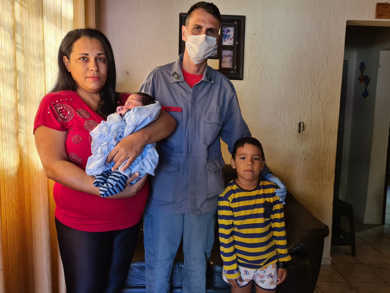 Reencontro: Bombeiros visitam mãe e o bebê que nasceu em casa em Tupã