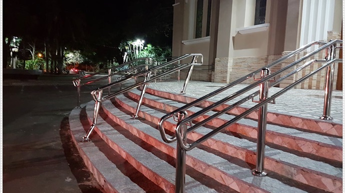 Recém-instalado, corrimão da escadaria da Matriz de São Pedro é danificado