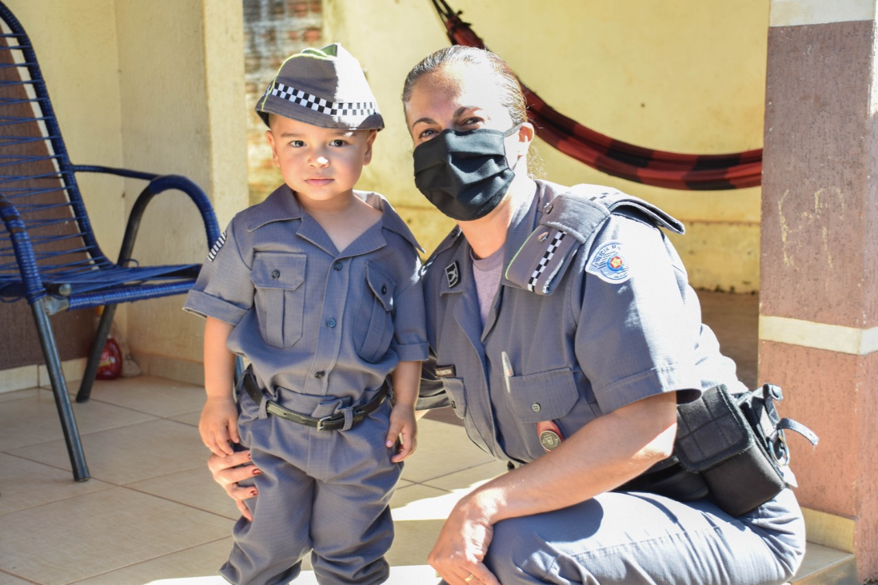 Criança que sonha em ser policial recebe visita e ganha farda de PMs em Quatá