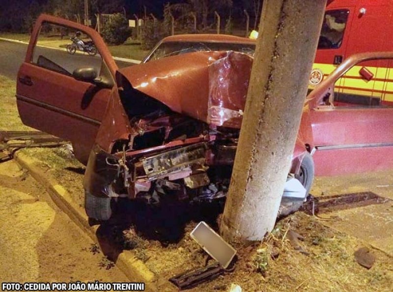 Dois adolescentes ficam feridos em colisão de carro contra poste em Tupã