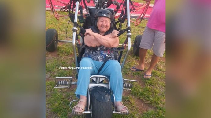 Idosa de 88 anos realiza sonho e voa de paratrike em Marília