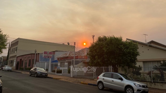 Sol apresenta coloração intensa em Tupã no fim do dia