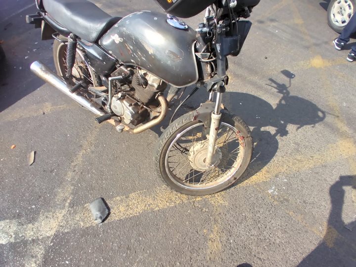 Veículo bate em moto na avenida Tamoios