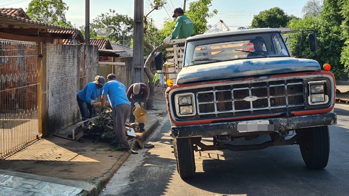 Força-tarefa retira 35 caminhões de materiais inservíveis