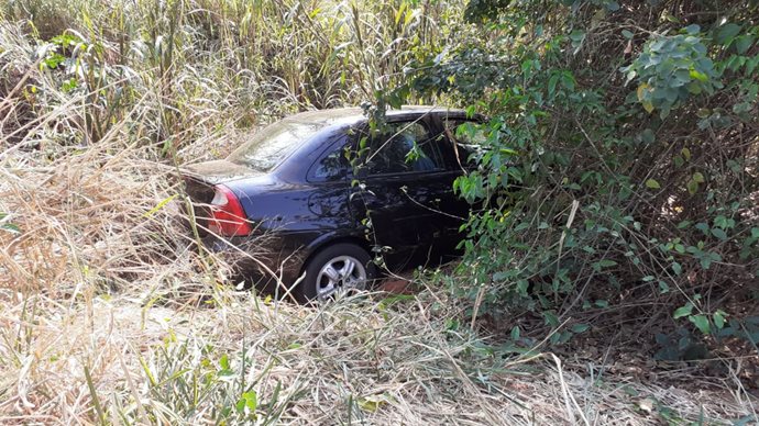 ACIDENTE: Motorista perde o controle e cai em pequena ribanceira