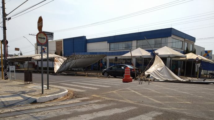 Após queda de tenda na Caixa, parte da avenida Tamoios é interditada