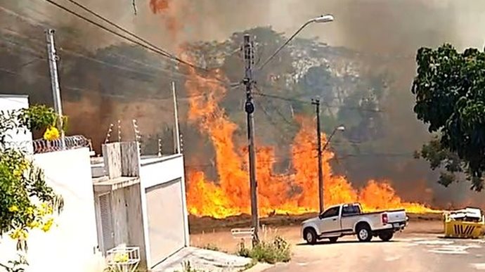 G1 - Bombeiros trabalharam para controlar incêndio em área de mato em Lins