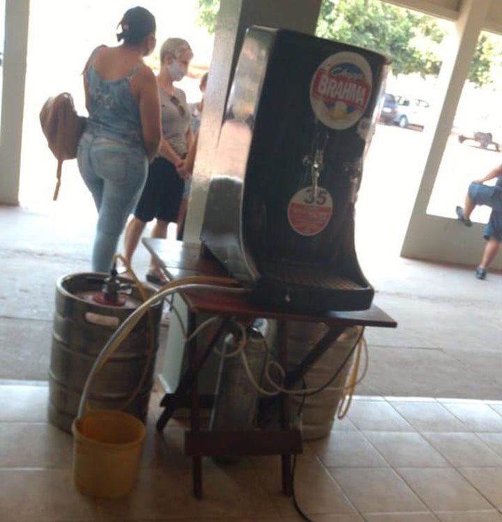 Chope foi servido durante velório em Flórida Paulista (SP) - G1