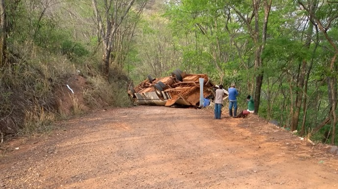 Acidente com ônibus de trabalhadores rurais deixa várias pessoas feridas/Redes sociais