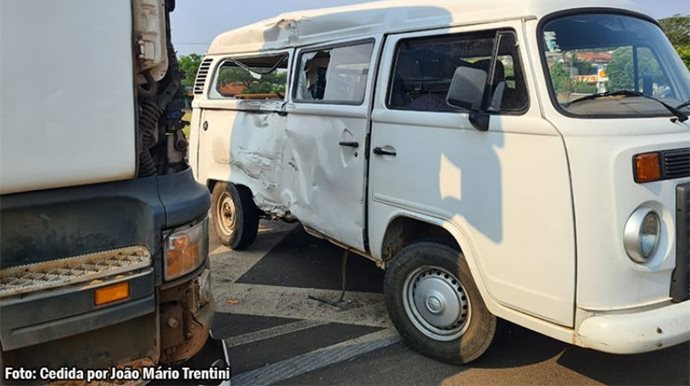 Acidente envolvendo carreta e kombi fere motorista na SP-294, em Tupã