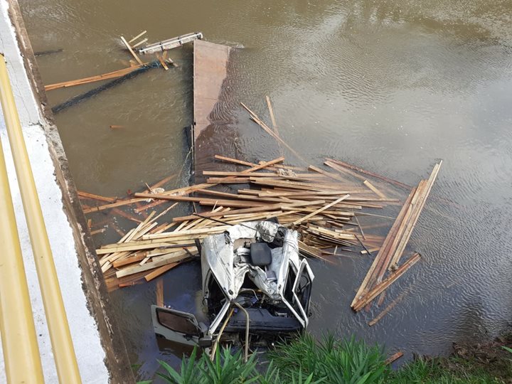 Veículo estava carregado com madeira. - Foto: Corpo de Bombeiros