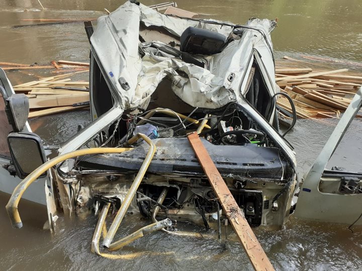 Caminhão cai no Rio do Peixe nesta sexta-feira (16)