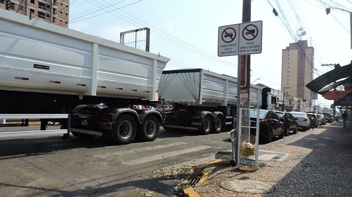 Trânsito: caminhoneiros ainda trafegam em vias proibidas