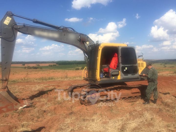 A máquina retroescavadeira foi apreendida e depositada com o gerente da empresa contratada Foto: Polícia Ambiental