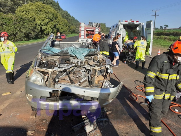 Bombeiros retiram motorista preso às ferragens de caminhonete em acidente na SP 294