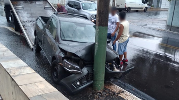 Motorista perde o controle da direção e atinge poste no centro de Tupã