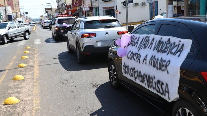 Carreata pelo fim da violência contra a mulher reúne 50 carros